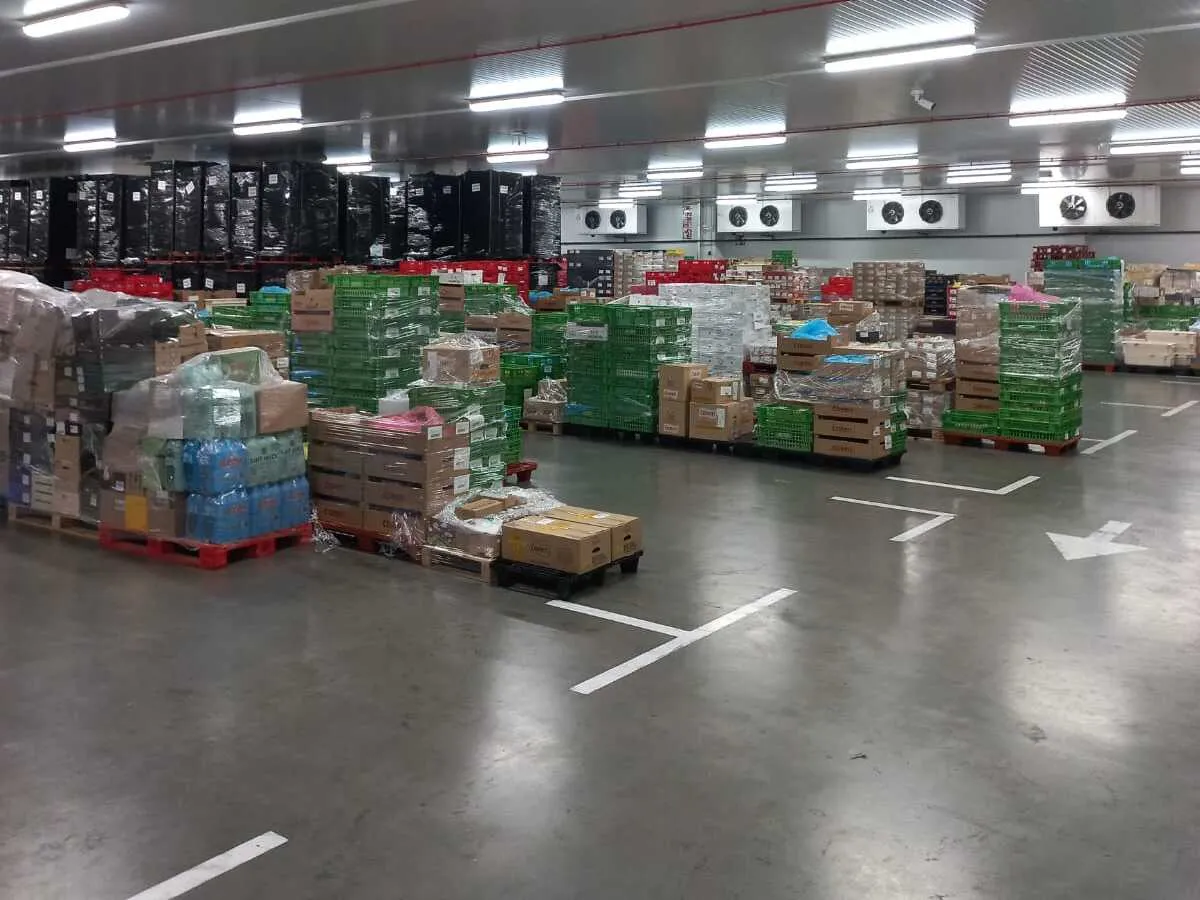 Almacén de Transvapesa con palets preparados para distribución