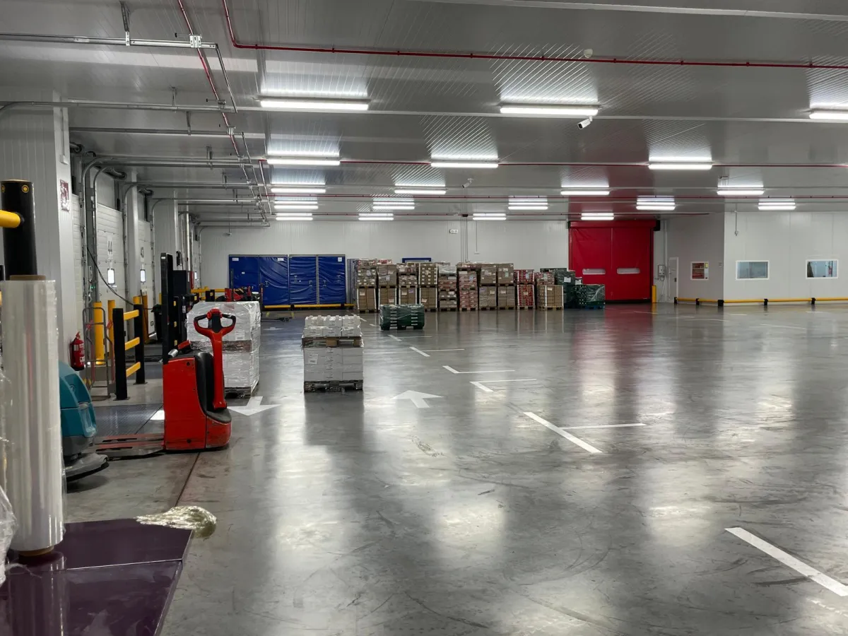Instalaciones y operativa de Transvapesa, empresa de transporte y logística refrigerada